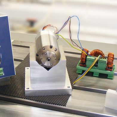 Standard statt Sonderlösung – im Vergleichstest stellte GMN den SD4S (rechts) und den SD2S-FPAM von Sieb & Meyer auf den Prüfstand. (Bild: GMN)