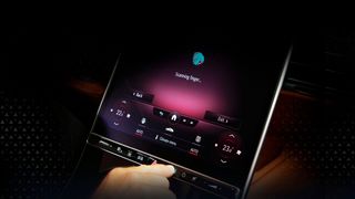 Der „Mercedes Pay“ genannte Dienst steht in neueren Fahrzeugen der Marke zur Verfügung, die über einen Fingerabdrucksensor in der Mittelkonsole verfügen. (Bild: Daimler)