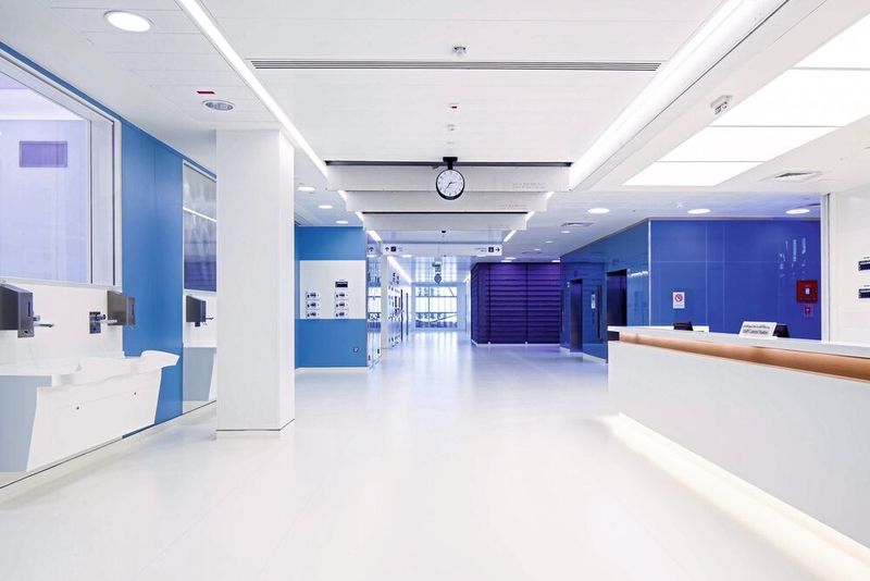 Operationsbereich im Hamad General Hospital in Doha mit LED-Ausleuchtung (Lindner Group)