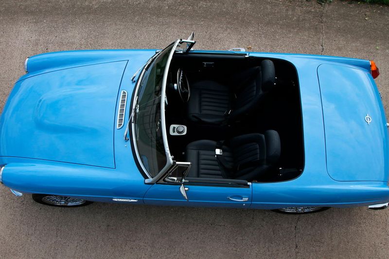 Für Zeitgenossen, die schon heute einen elektrifizierten MG besitzen wollen, bleibt aktuell nur der Weg zurück nach vorne. In Großbritannien hat sich das Unternehmen RBW Classic Electric Cars darauf spezialisiert, neben anderen Klassikern den legendären MGB in ein modernes E-Mobil zu verwandeln.  (Bild: RBW)