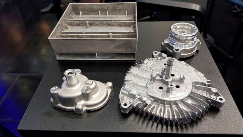 Aluminium- und Magnesiumgussteile für Automobile sowie die Kombination beider Werkstoffe (oben links) von 595 Solutions.  (Bild: D.Quitter/VCG)