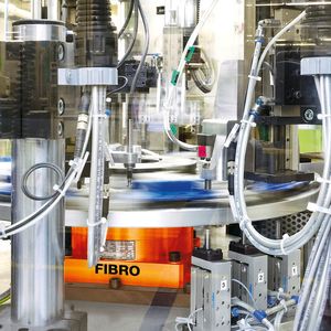 In dieser Montagezelle werden Aluminiumkolben und Kunststoffelemente mit minimaler Taktzeit zu Anschlägen für PKW-Automatikgetriebe montiert. Den Teiletransport erledigt ein direkt angetriebener FIBRODYN DM Highspeed-Rundtisch.