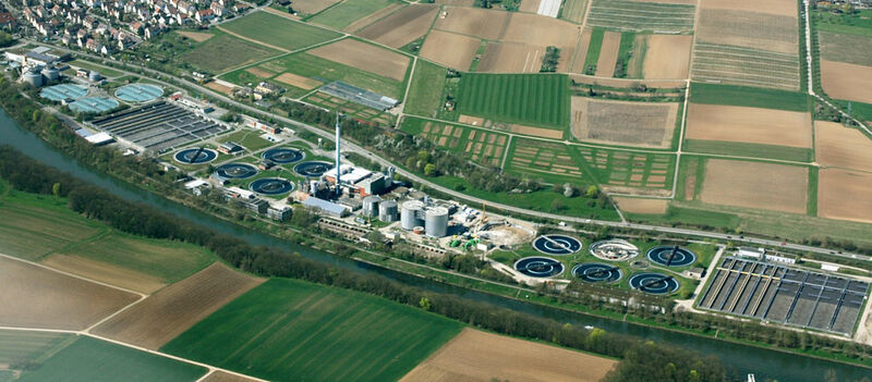 Das größte Hauptklärwerk Baden-Württembergs in Stuttgart-Mühlhausen umfasst 25 ha. (Bild: SES, Fotoillu Trafa)