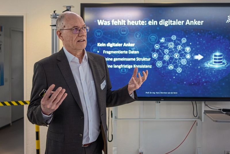 ZHAW und SMC haben in das Potenzial der digitalen Automatisierung für die Schweizer Industrie aufgezeigt und im gemeinsamen Kompetenzzentrum konkrete Anwendungen zu Energieeffizienz, Predictive Maintenance und Digital Twins präsentiert. (Bild: SMC)