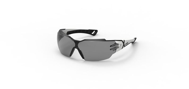 Sieht cool aus und schützt: Die uvex pheos cx2 ist eine leichte, neuartige Arbeitsschutzbrille aus einem Mix aus PC, POM und TPE, bei deren Entwicklung besonderer Wert auf einen maximalen Tragekomfort bei höchster Schutzfunktion gelegt wurde. Dies wird besonders durch die direkt an die Scheibe angespritzte Weichkomponente im Nasen- und Stirnbereich ermöglicht. In Kombination mit dem neuartigen Twist-Bügel wird zusätzlich eine ergonomische Passform erzielt. Diese Eigenschaften werden in einem herausragenden und stimmigen Design vereint. (Uvex)