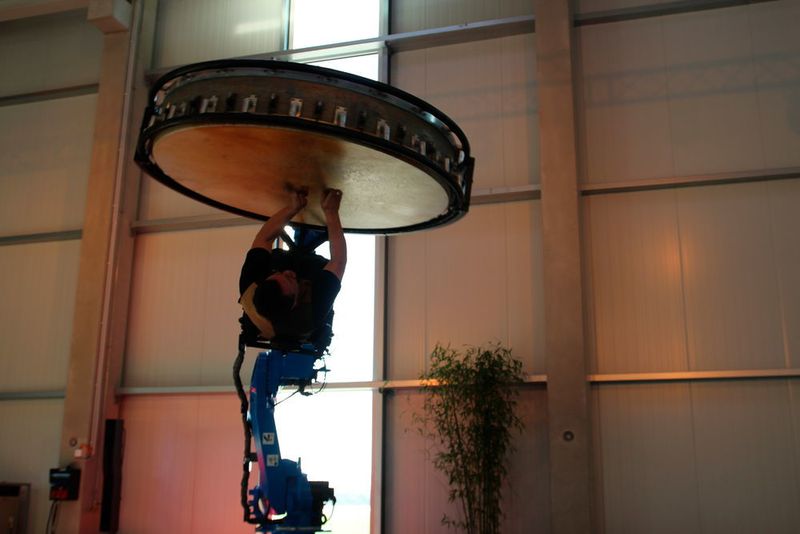 Nach der Pflicht kam die Kür: ein Yaskawa-Roboter in einer etwas anderen Anwendung. (Sonnenberg)
