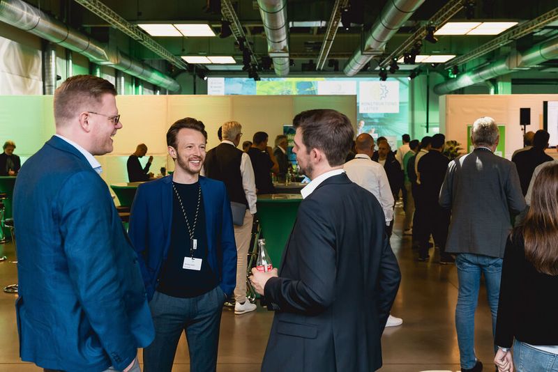 Konstruktion meets Produktion: Während der Pausen fand in der gemeinsamen Ausstellung der beiden Foren reger Austausch statt.  (Bild: Stefan Bausewein/VCG)