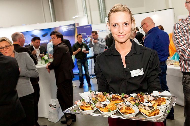 Die Hauptspeise wurde von Hostessen charmant serviert – so entfiel das Schlangestehen am Büffett. (Stefan Bausewein)