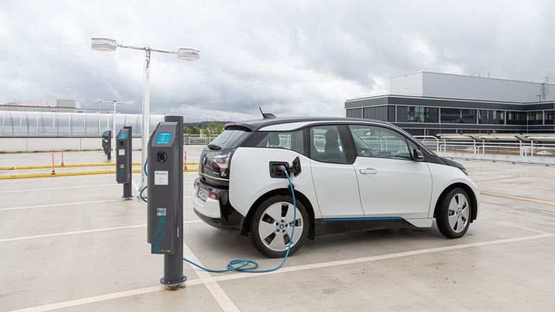 Im Projekt DCI4Charge können Fahrzeugbatterien zusätzlich als flexible Speicher in industriellen Gleichstromnetzen dienen (Symbolbild).(Bild:  Fraunhofer IPA/Rainer Bez)