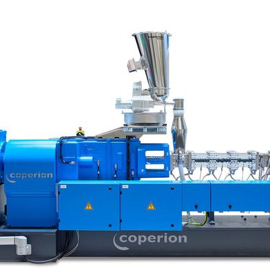 Mit seinem transparenten Verfahrensteil gibt der ZSK 58 Mc18 auf Einblicke in das Misch- und Dispergierverhalten eines Doppelschneckenextruders.  (Bild: Coperion, Stuttgart, Deutschland)