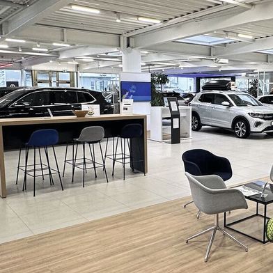 Die Jepsen-Autogruppe hat den Volkswagen-Showroom in Saal an der Donau Ende 2024 auf das aktuelle Design der Marke umgerüstet. (Bild: Jepsen-Autogruppe)