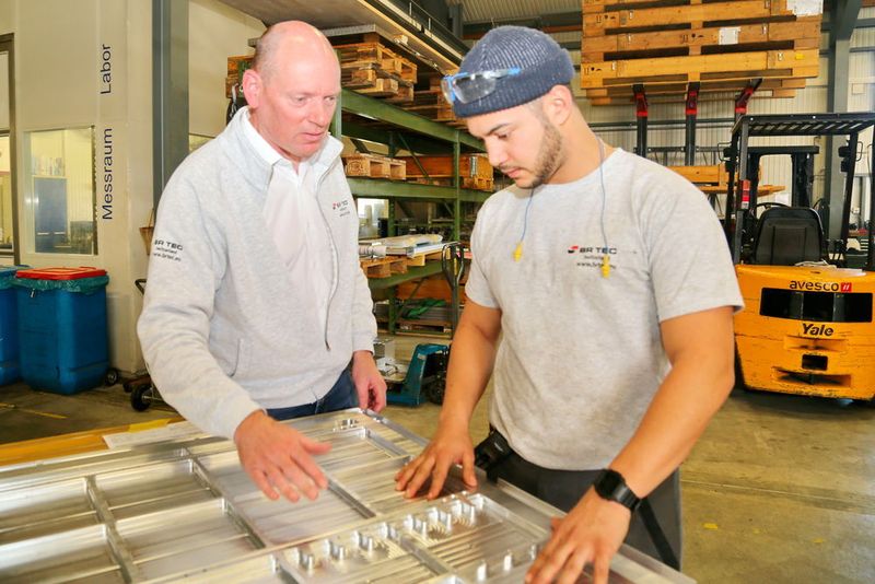 Grosse Leichtbauteile sind eine Spezialität von BR Tec. Inhaber Jan Koop im Gespräch mit einem Mitarbeiter. (Anne Richter, SMM)