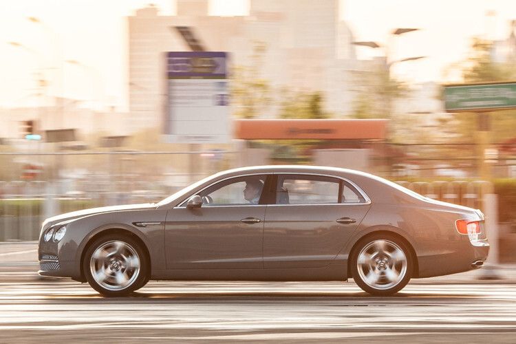 „Heißsporn im Maßanzug“: Der neue Bentley Flying Spur kommt im Sommer zu Preisen ab 191.590 Euro in den Handel. (Foto: Bentley)