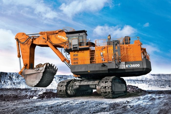 Mit 19,7 Metern ist er der Riese unter den Hydraulikbaggern und landet auf Platz 4. Der Minen-Bagger EX 5600-6 von Hitachi wird von einem 50 Liter-Motor mit 1.453 PS angetrieben.   Weitere Informationen erhalten Sie auch auf der Seite Maschinensucher. (Bild:  Hitachi,  CC BY-SA 3.0;  http://presse.maschinensucher.de/images/mf-ex5600-6-img-0548-rrd-781914) (Bild: Hitachi)