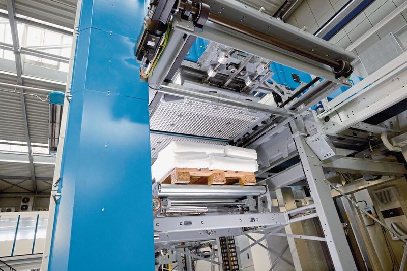 Der Hubwerksbereich in Aktion. Die Maschinen erreichen bei Zement zum Beispiel einen Durchsatz von bis zu 6.000 Säcken pro Stunde. (Bild: Beumer Group )