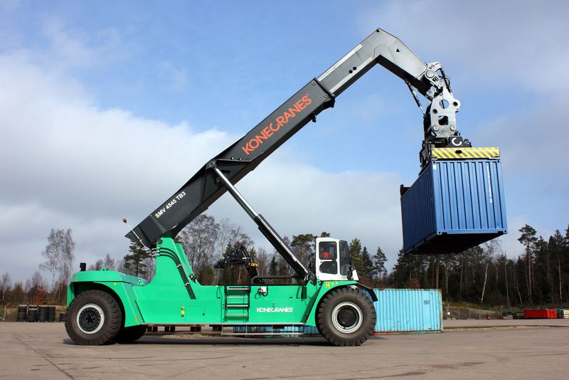 Bargehandler mit besonderer Kraft: Er kann auch im „Negativ-Hub“ in der dritten Containerreihe bis zu 30 t heben. (Bild: Konecranes)