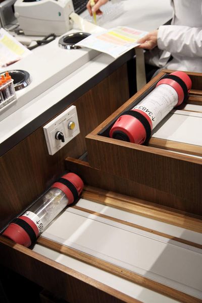 Alle Behälter sind für die höchstmögliche Sicherheit mit kleinen Chips ausgestattet, der ihnen den Weg zurück zu ihrer Basisstation weißt. Und nach 7.000 bis 8.000 Fahrten fahren die Behälter automatisch zur Überholung in die Servicestation. (Archiv: Vogel Business Media)