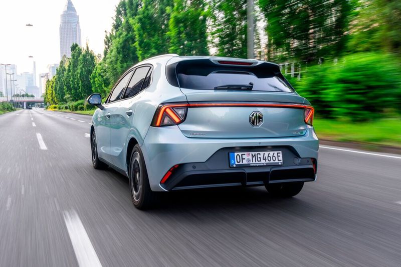 Kleine Anspielungen auf den Union Jack am Heck – die Rückansicht des MG4 EV Urban. (Bild: MG Motor)