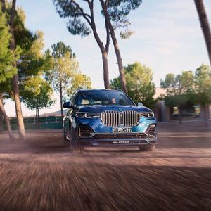 Bis zu 290 km/h soll der BMW X7 alias Alpina XB7 schnell werden.(Bild:  Alpina)