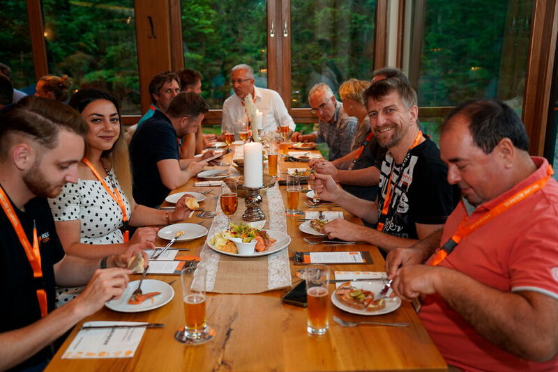 In bester Stimmung genießen die Gipfelstürmer das Abendessen. (Sysob)