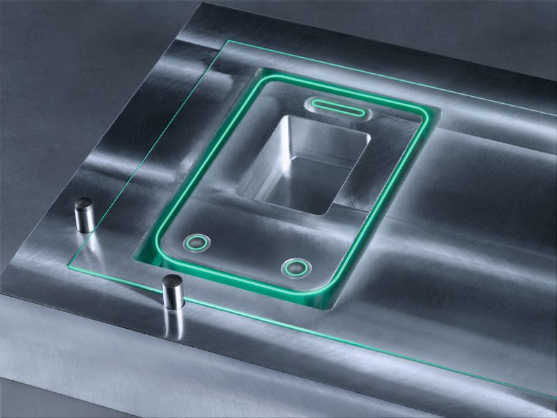 Deckgläser von Smartphones sind extrem hart und dünn. Der Ultrakurzpulslaser vermeidet beim Schneiden Mikrorisse an den Kanten – das führt zu einer längeren Lebensdauer der Gläser. (Bild: Trumpf)