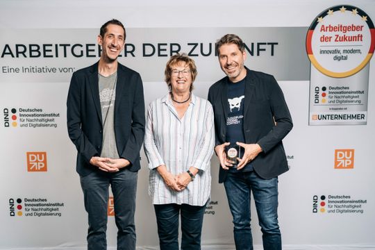 (Bei der Preisverleihung zum "Arbeitgeber der Zukunft": Markus Brendel, VP Marketing & Communications bei Cloudflight, Brigitte Zypries, Bundesministerin der Wirtschaft a.D., und Dr. Roger Kehl, CEO von Cloudflight (v.l.n.r.). Bild: DIND)