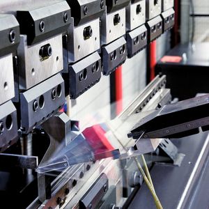 Rohde & Schwarz betreibt unter anderem in Teisnach eine bedeutende Blechfertigung. Die produzierten Teile werden nach der Bearbeitung in einer Reinigungs- und Entgratanlage gesäubert.