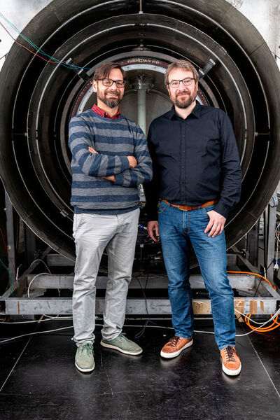 Die beiden Physiker Dr. Philipp Schmidt-Wellenburg (links) und Dr. Georg Bison vor dem Experiment zur Vermessung einer grundlegenden Eigenschaft des Neutrons: dem elektrischen Dipolmoment. (Paul Scherrer Institut/Mahir Dzambegovic)
