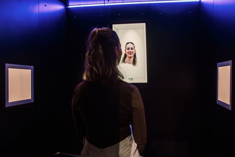 Besucherin begegnet ihrem digitalen Zwilling. (Bild: David Biedert)