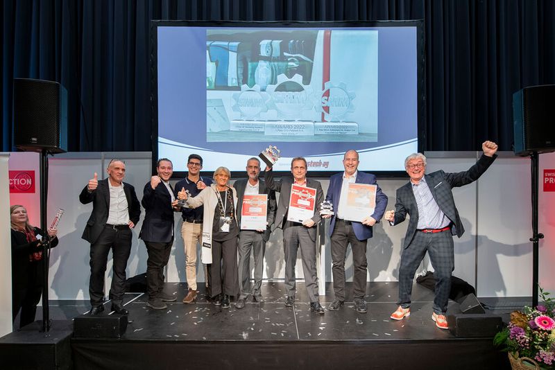 Gruppenbild mit glücklichen Gewinnern des SMM Award. Platz 1: Dixi Polytool S.A.; Platz 2: Mikron Switzerland AG, Division Tool; Platz 3: GF Machining Solutions. V. l. n. r.: Matthias Böhm, Christian Zuppardo, Fabio Garzanti, Susanne Böhm, Sandro Tomasina, Marc Schuler, Thomas Brauen, Heiko Visarius. (Bild: Thomas Entzeroth)