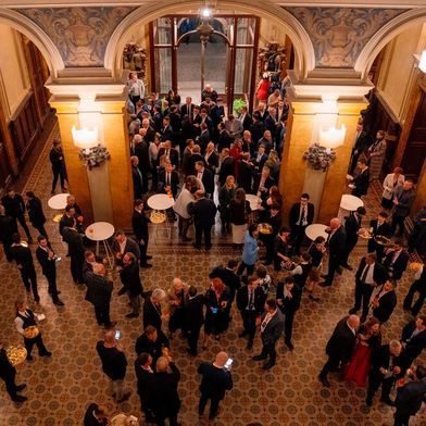 More than 300 participants all over the world. View in the entrance hall of Villa Erba (Bild: IMA)