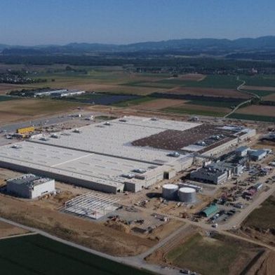 Das neue BMW Montagewerk für Hochvoltbatterien im niederbayerischen Irlbach-Straßkirchen.   (Bild: BMW)