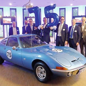 Glückwünsche aus den Kfz-Landesverbänden (v. l.): Tim Schneider, Vizepräsident von Schleswig-Holstein, Niklas Burmester, Geschäftsführer des Kfz-Gewerbes Saarland, Carsten Beuß, Hauptgeschäftsführer aus Baden-Württemberg, Roger-Seidl, Geschäftsführer Landesverband Hessen, Joachim Kuhn, Geschäftsführer Landesverband Hessen, Christian Metje, Geschäftsführer aus Niedersachsen-Bremen, Jens Bleutge, Geschäftsführer aus Rheinland-Pfalz, und Michael Koch, Geschäftsführer aus Sachsen-Anhalt. (Bild:  Zietz/»kfz-betrieb«)