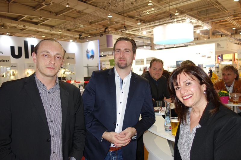 Maria Ossenberg, Club 3D, mit Michael Lindeburg und (l.) Thomas Strater, LC-Power (Bild: IT-BUSINESS)