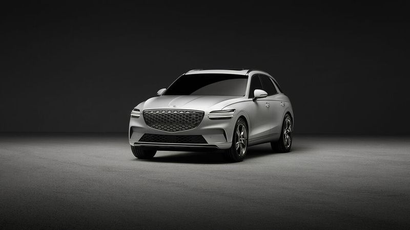 Optisch unterscheidet sich die Elecfrified-Version vom normalen GV70 durch eine geänderte Luftöffnung in der unteren Frontschürze. (Bild: Genesis)