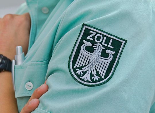 Damit die Zollabwicklung in vielerlei Hinsicht nachhaltiger und effektiver wird, haben Fraunhofer-Forscher im Rahmen eines Projektes jetzt Blockchain-Komponenten als Open Source online gestellt. Hier erklären sie, welche Vorteile die Digitalisierung für die Logistik hat. Damit die Zollabwicklung in vielerlei Hinsicht nachhaltiger und effektiver wird, haben Fraunhofer-Forscher im Rahmen eines Projektes jetzt Blockchain-Komponenten als Open Source online gestellt. Hier erklären sie, welche Vorteile die Digitalisierung für die Logistik hat.