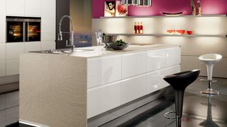 Auf 160 000 m² fertigt Nobilia jährlich rund 450 000 Küchen – beispielsweise das Modell Pura mit grifflosen Echtlackfronten und Aufsatzschränken mit Glasjalousien. Bild: Nobilia (Archiv: Vogel Business Media)