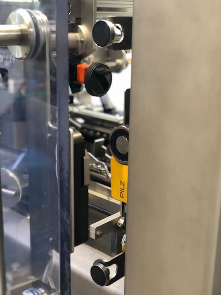 Für die sichere magnetische Prozesszuhaltungen an Türen und Hauben beim Kartonaufrichter sorgt das Schutztürsystem Psenslock von Pilz. Es verhindert ein unbeabsichtigtes Öffnen der Schutzeinrichtung und bietet durch den manipulationssicheren Betätiger höchste Sicherheit. (Bild: Pilz)