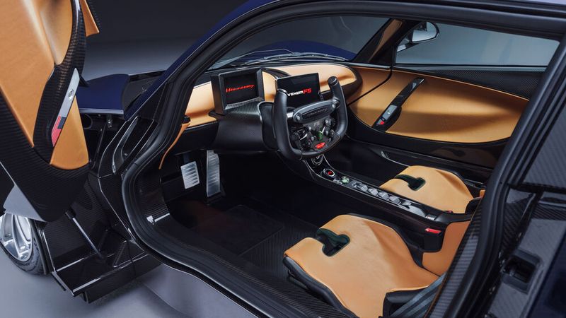Das Cockpit des Venom F5 ist übersichtlich. (Bild: Hennessey Performance)