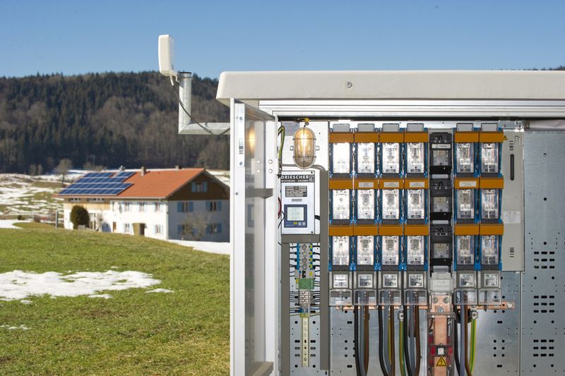 Im Dorf Wildpoldsried im Allgäu lässt sich besichtigen, wie das Stromnetz in Deutschland im nächsten Jahrzehnt aussehen könnte. Wenn erneuerbare Energien wie Wind und Sonne einen immer höheren Anteil an der Stromproduktion bekommen, braucht man viele Messstationen, regelbare Netzkomponenten und leistungsfähige Software – kurz ein Smart Grid –, um die Stromnetze stabil zu halten. (Siemens)