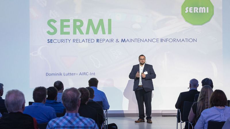 ZDK-Technik-Referent Dominik Lutter erläuterte, wie es zum europäischen Autorisierungsschema Sermi gekommen ist ... (Bild: Stefan Bausewein)