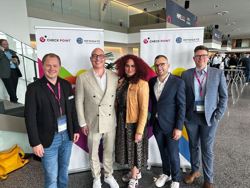 Besa (IT-BUSINESS) mit (v. l.) Manuel Bosink (Check Point), Helge Scherff und Markus Prezioso (Nuvias), Chris Whitley (Check Point). (Bild: Vogel IT-Medien)