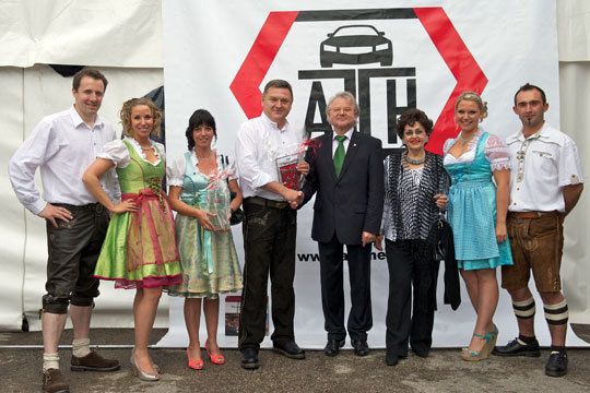 Die Familie Heinl und der 1. Bürgermeister von Sulzbach-Rosenberg, Gerd Geismann (4. v.re.). (Archiv: Vogel Business Media)