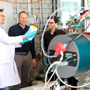 The Empa team at the Advanced Fibers Laboratory in St. Gallen: Martin Amberg, Dirk Hegemann, and Patrick Rupper (from left to right).(Source:  Empa)