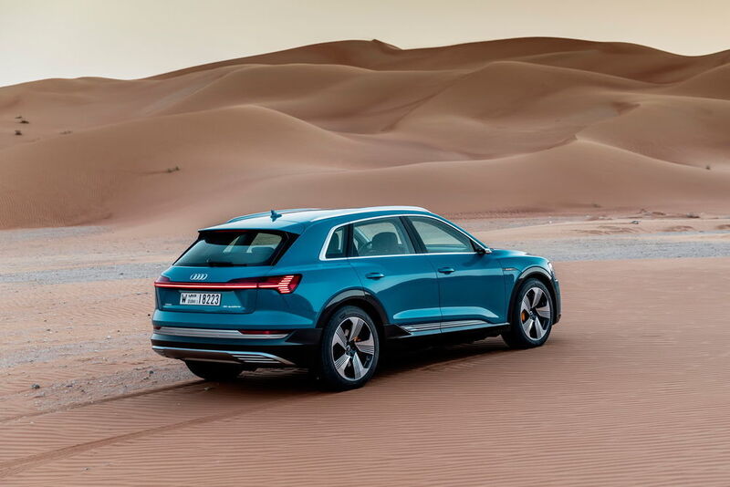 Erste Testfahrt des neuen Serien-E-Tron von Audi in der Wüste bei Abu Dhabi. Die Wärme dort kommt den Testern und den rund 700 Kilogramm schweren 95-kWh-Lithium-Ionen-Akkus zugute. (Audi)
