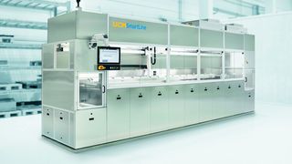 Thanks to the modular concept of the UCM SmartLine, multi-chamber immersion cleaning systems can be individually designed for a wide range of applications. The electrical and control system is already integrated in each module. (UCM AG)
