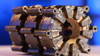 Diese Statoren einer dreiphasigen wickelkopflosen Reluktanzmaschine wurden mittels 3D-Multimaterialdruck hergestellt. (TU Chemnitz/Jacob Müller)