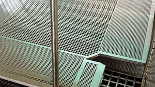 Großformatige, filigrane Edelstahlplatinen werden in großer Stückzahl für Chirurgiekörbe gefertigt. Sie müssen das Werk film- und partikelfrei, ohne Korrosion und absolut trocken verlassen. (Bild: Mafac)