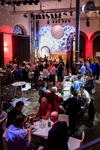 Verschiedene Lichtelemente und die Disco-Kugel sorgen für Party-Stimmung. (Bild: Stefan Bausewein)