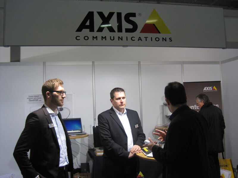 Oliver Kopp (l.) und Boris Weber (Axis) im Gespräch mit Michael Hase (IT-BUSINESS) (Bild: IT-BUSINESS)